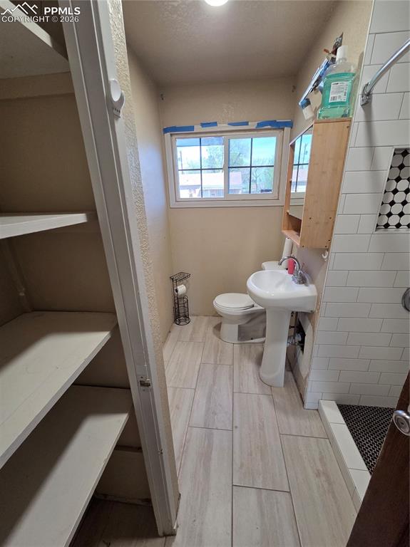 Image 10 of 13: Bathroom