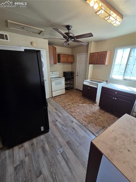 Image 6 of 13: Kitchen