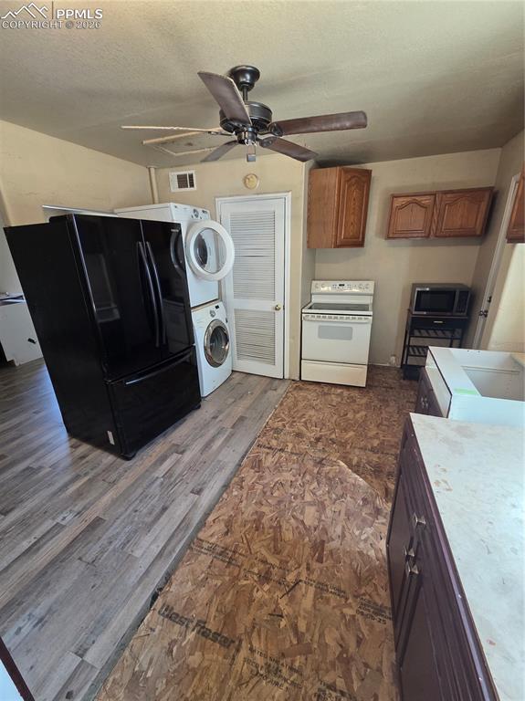 Image 7 of 13: Kitchen