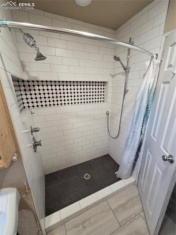 Image 9 of 13: Bathroom