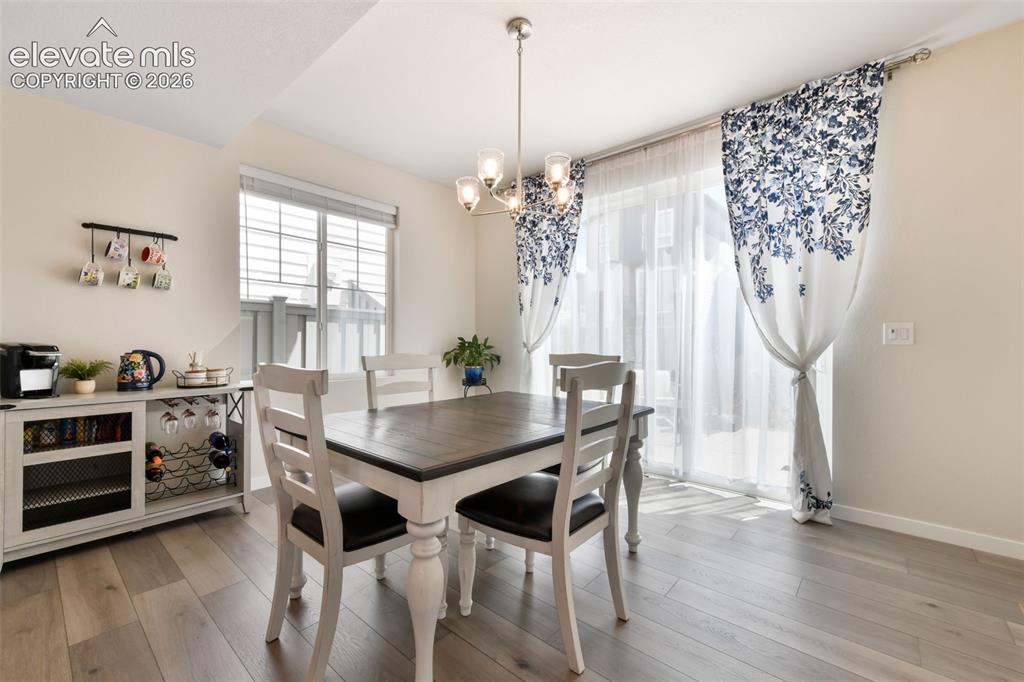 Image 15 of 50: Dining Area