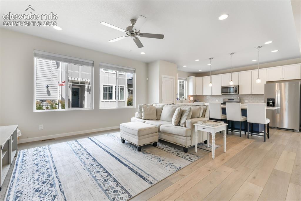 Image 8 of 50: Living Room