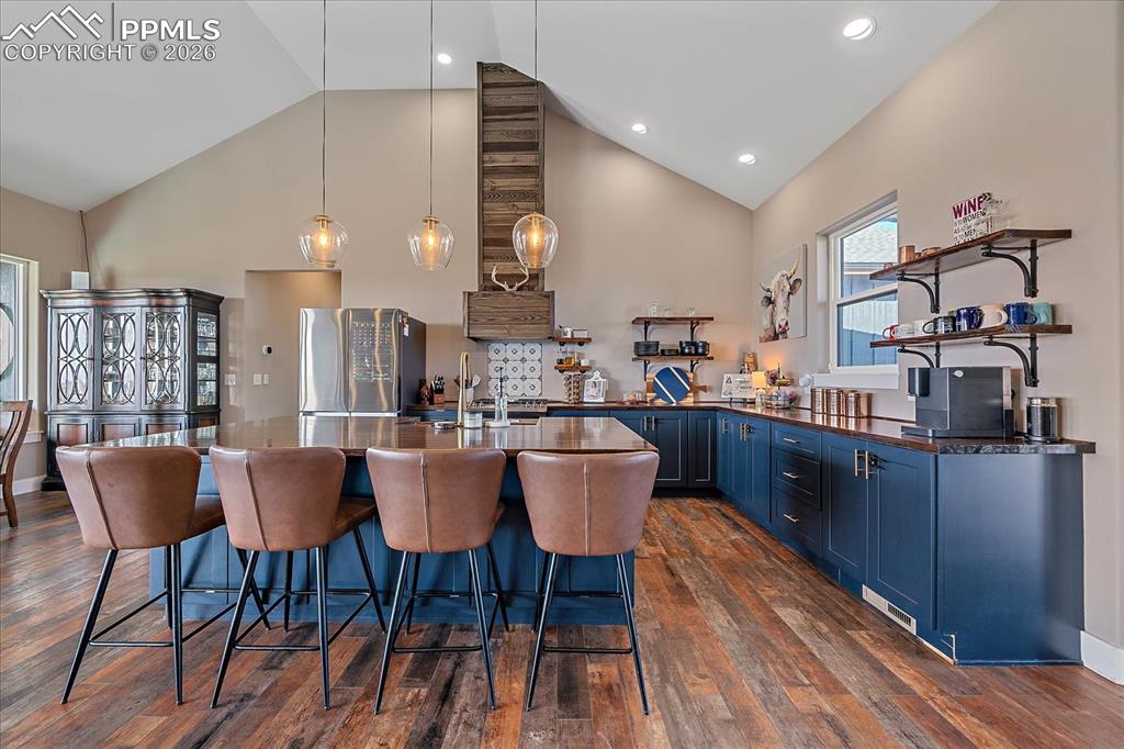 Image 10 of 50: Kitchen