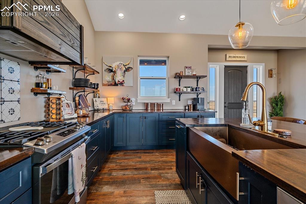 Image 12 of 50: Kitchen