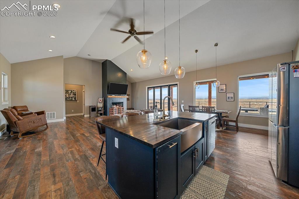 Image 13 of 50: Kitchen