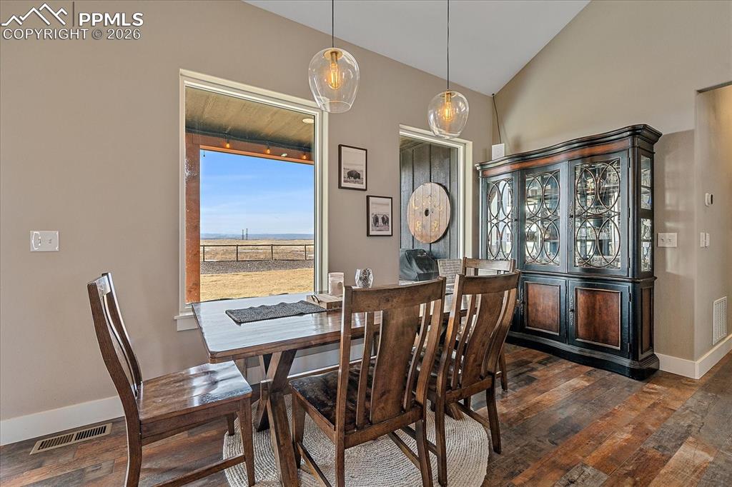 Image 14 of 50: Dining Area