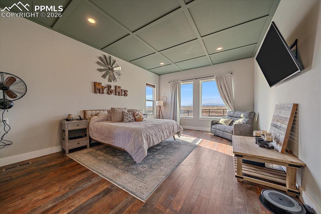 Image 16 of 50: Bedroom