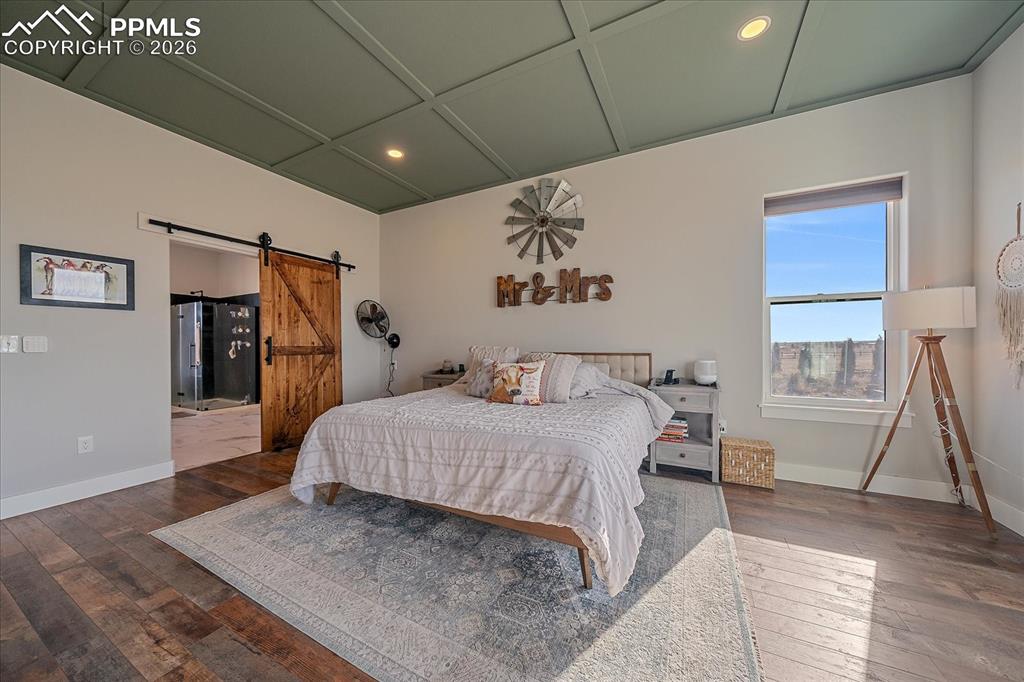 Image 17 of 50: Bedroom