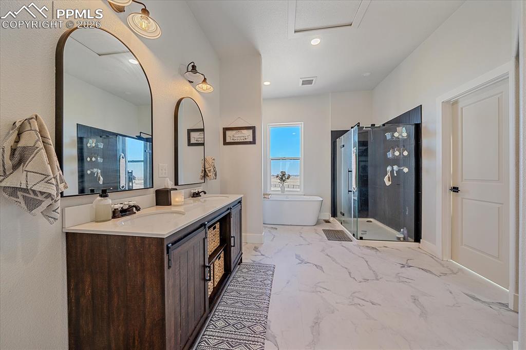 Image 18 of 50: Bathroom