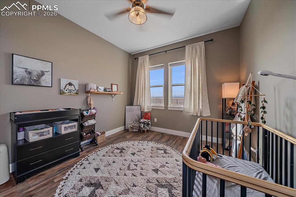 Image 21 of 50: Bedroom