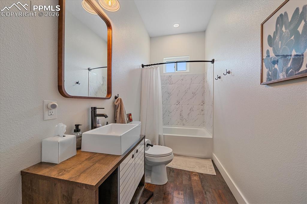 Image 22 of 50: Bathroom