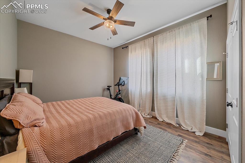 Image 23 of 50: Bedroom