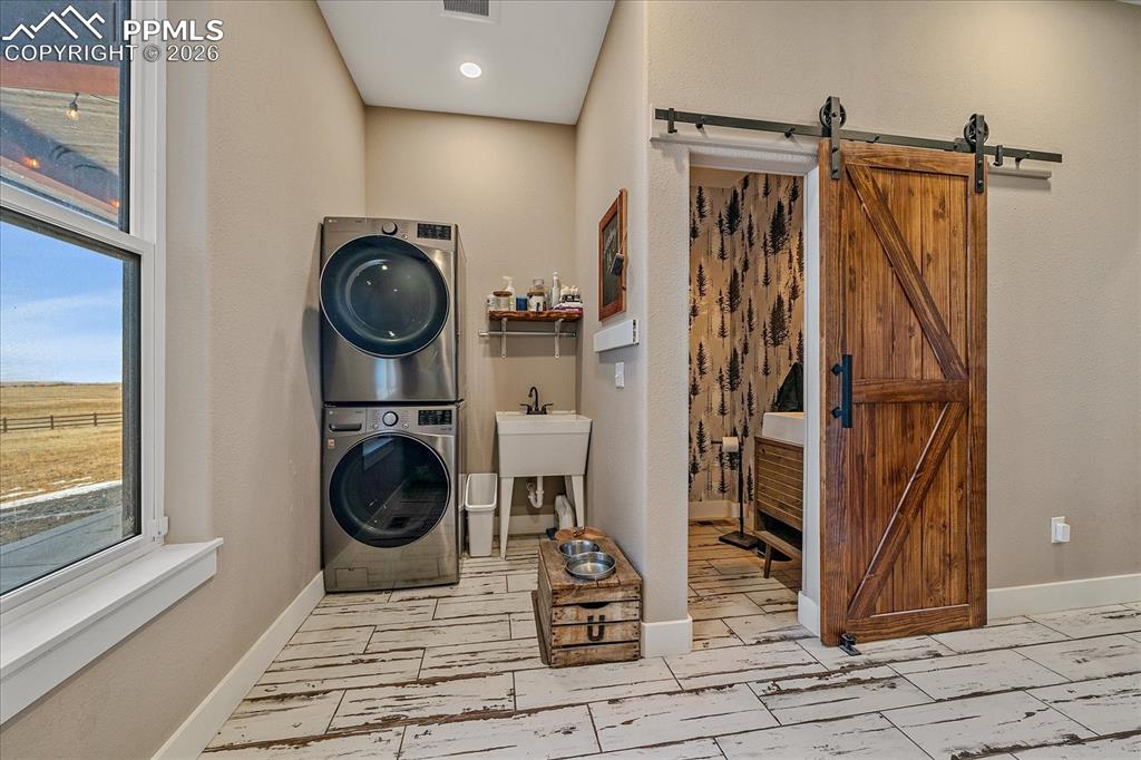 Image 24 of 50: Laundry