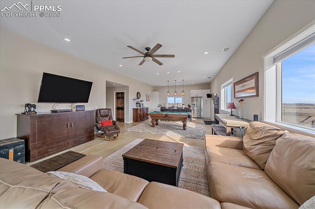 Image 33 of 50: Living Room