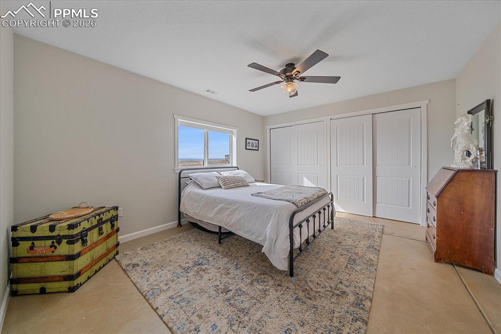 Image 36 of 50: Bedroom