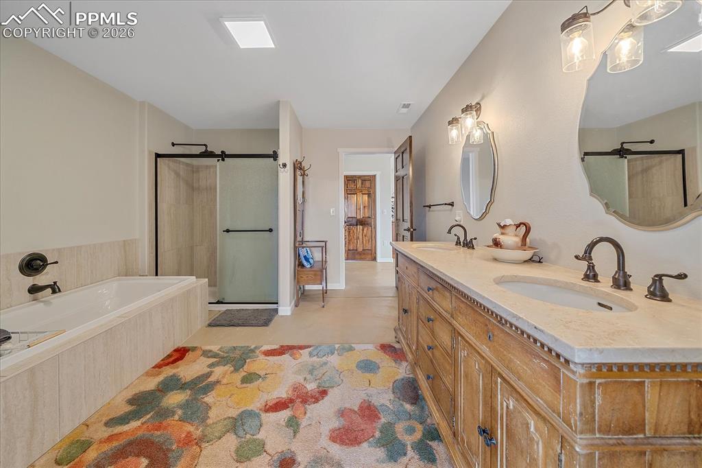 Image 37 of 50: Bathroom