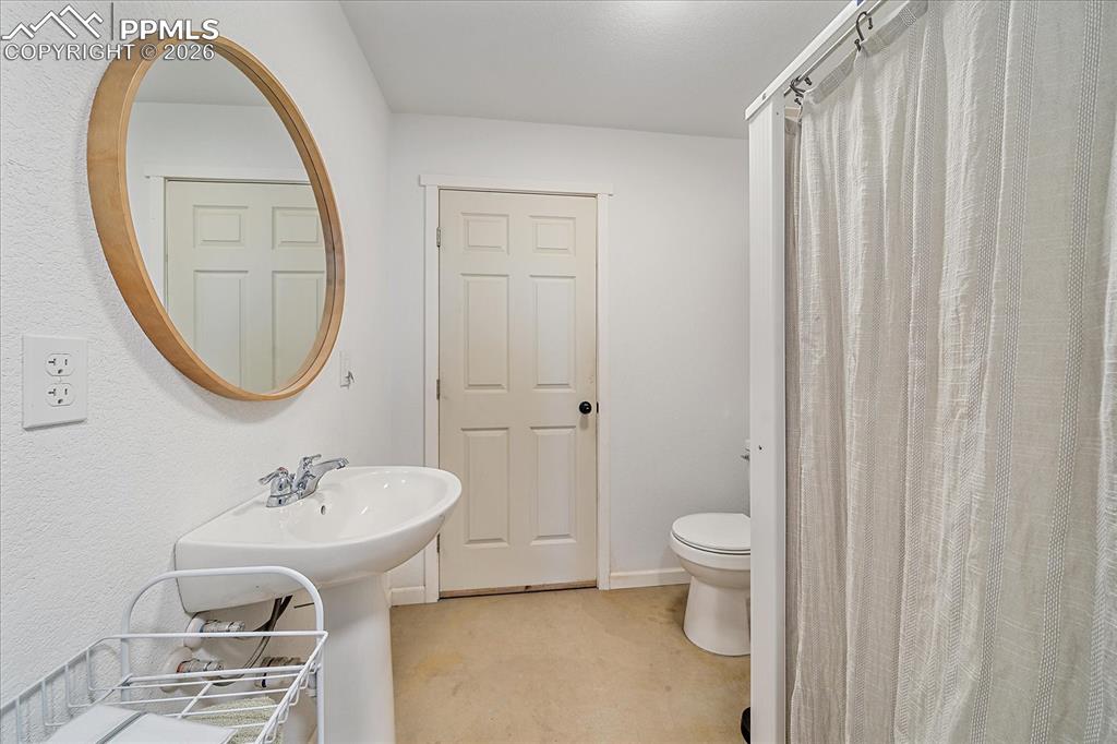 Image 40 of 50: Bathroom