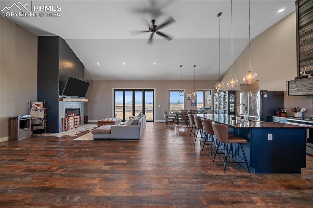 Image 5 of 50: Kitchen