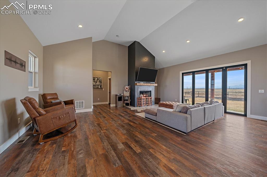 Image 6 of 50: Living Room