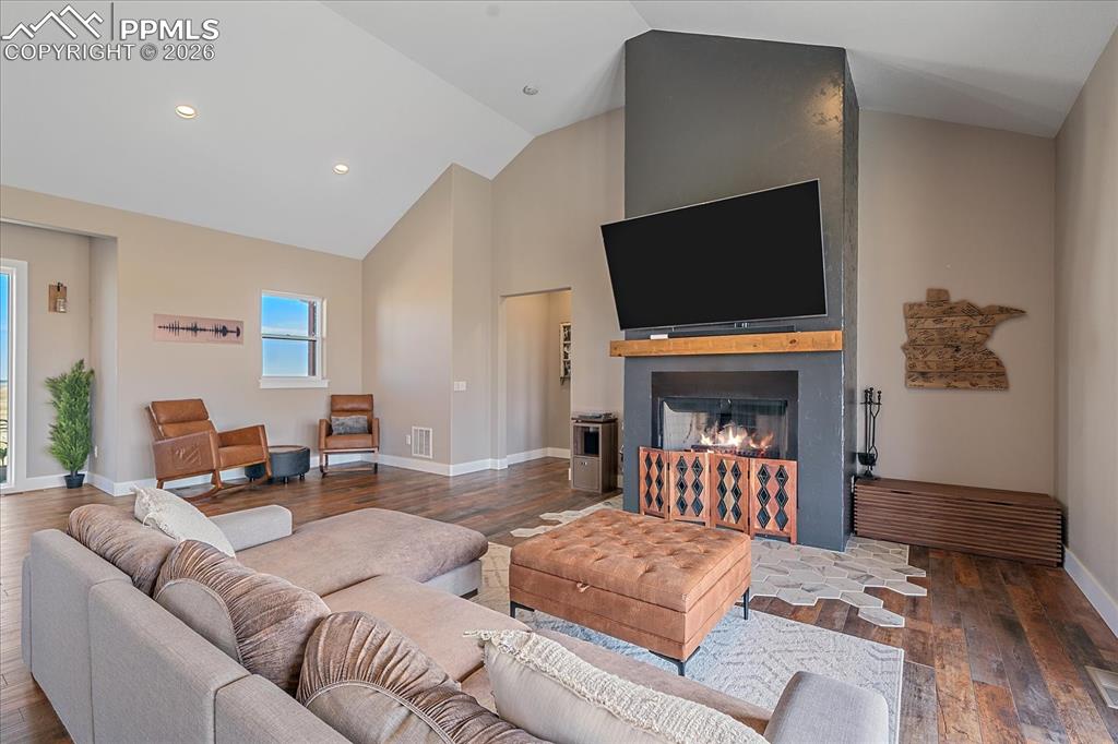 Image 7 of 50: Living Room