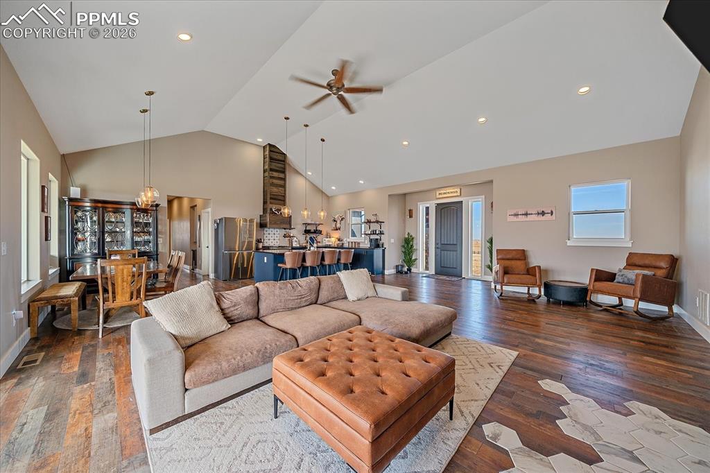 Image 8 of 50: Living Room