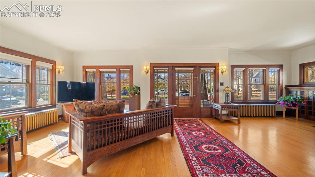 Image 18 of 43: Living Room