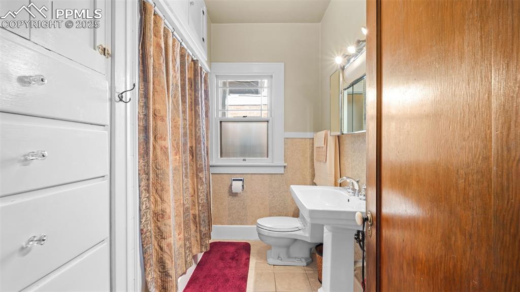 Image 21 of 43: Bathroom