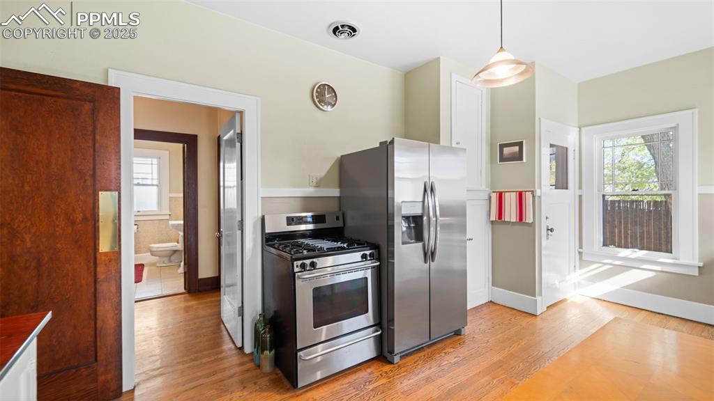 Image 24 of 43: Kitchen