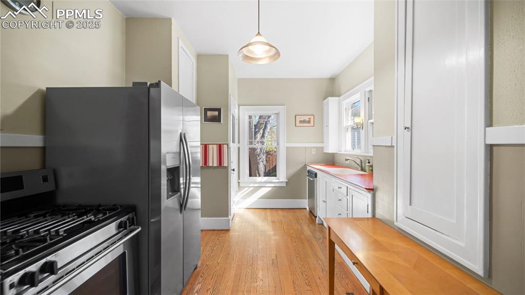 Image 25 of 43: Kitchen