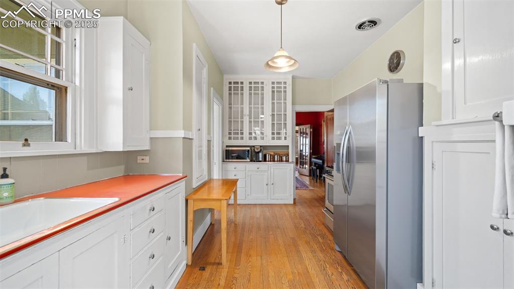 Image 27 of 43: Kitchen