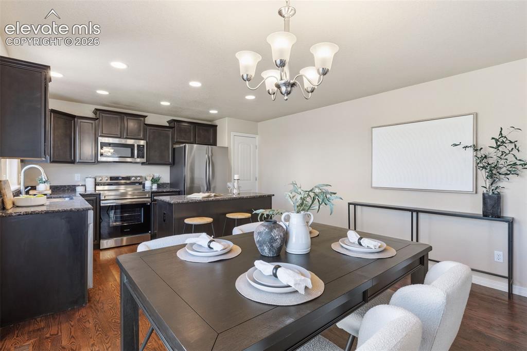 Image 8 of 35: Dining Area