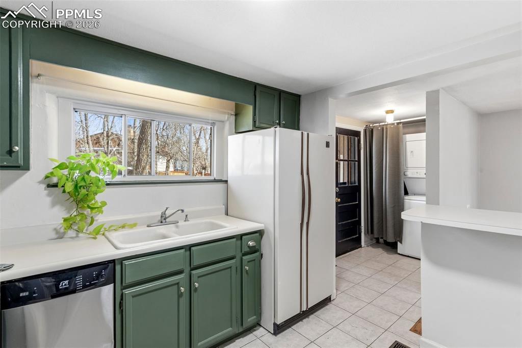 Image 10 of 49: Kitchen