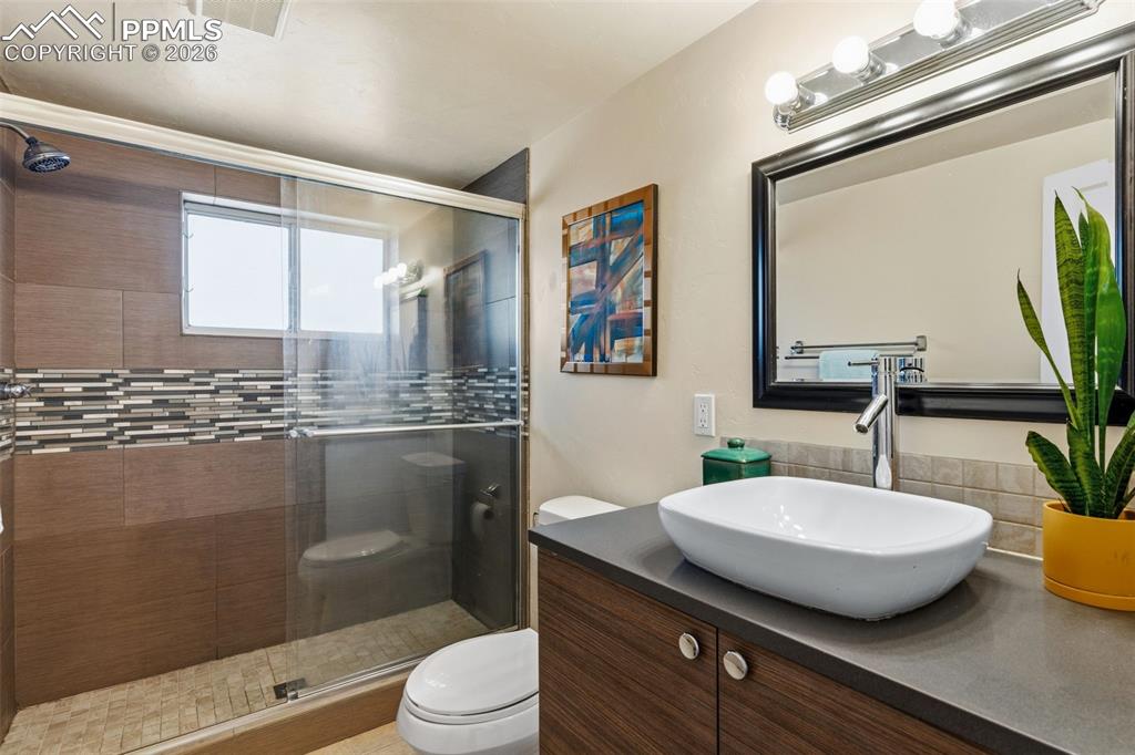 Image 11 of 49: Bathroom