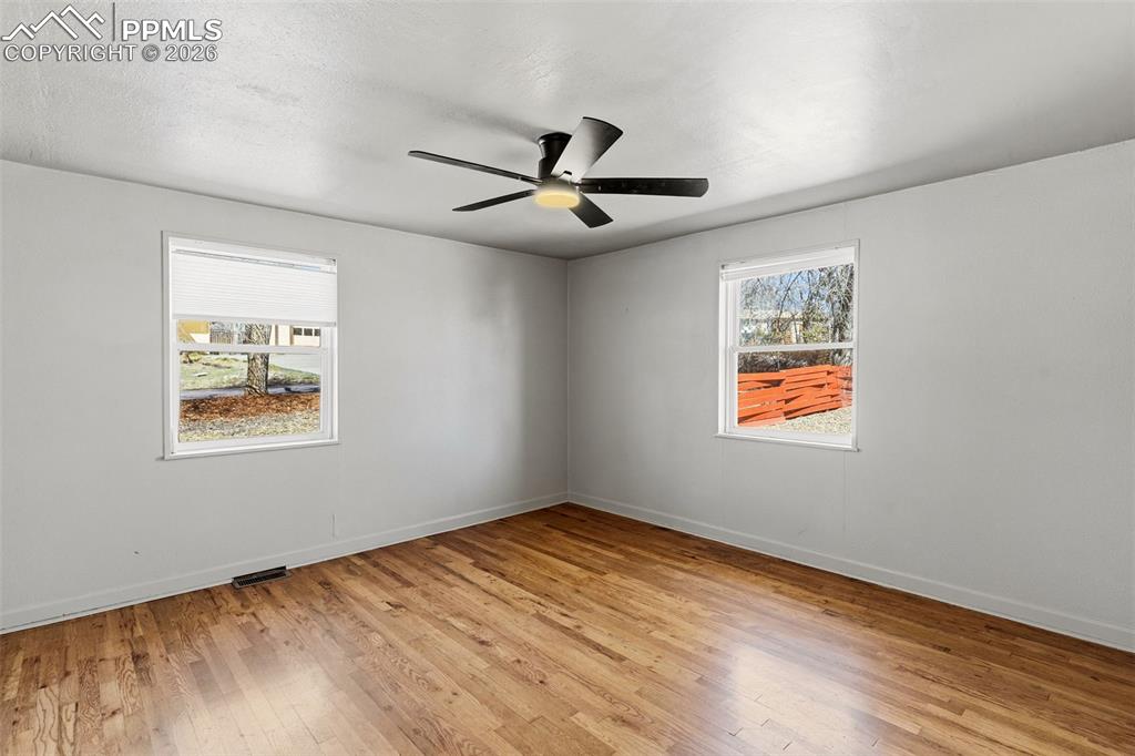 Image 14 of 49: Bedroom