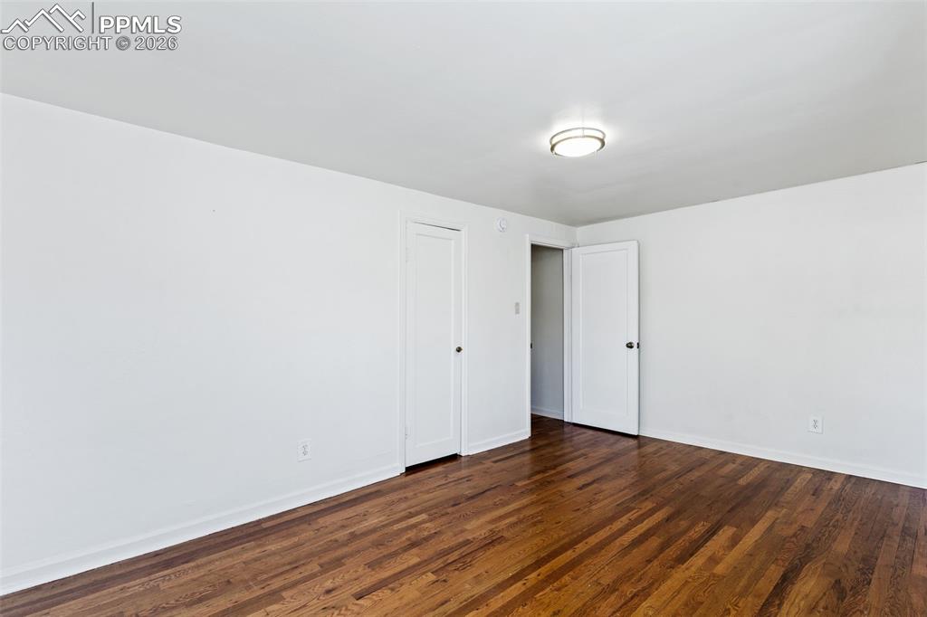 Image 21 of 49: Bedroom