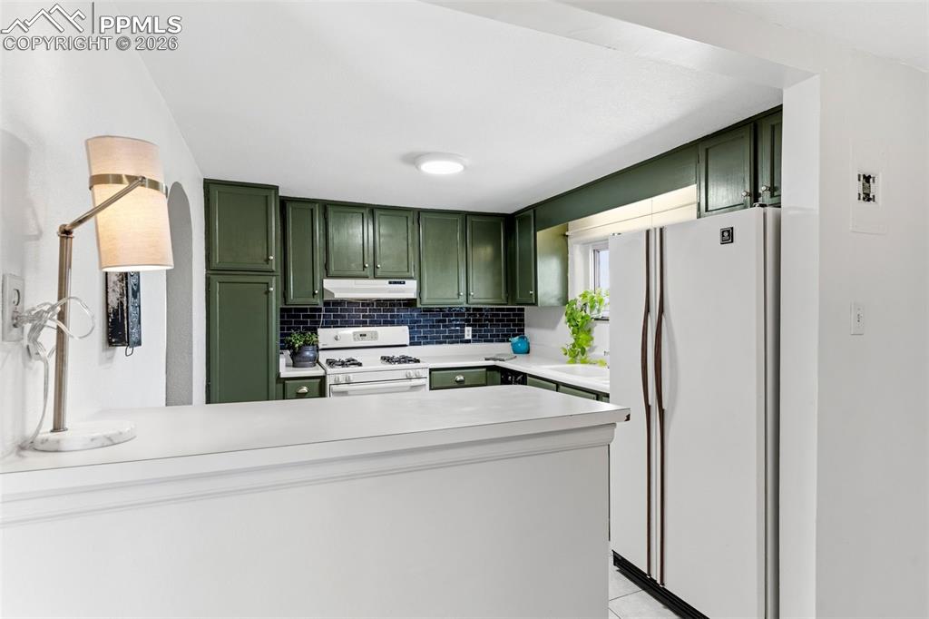 Image 27 of 49: Kitchen