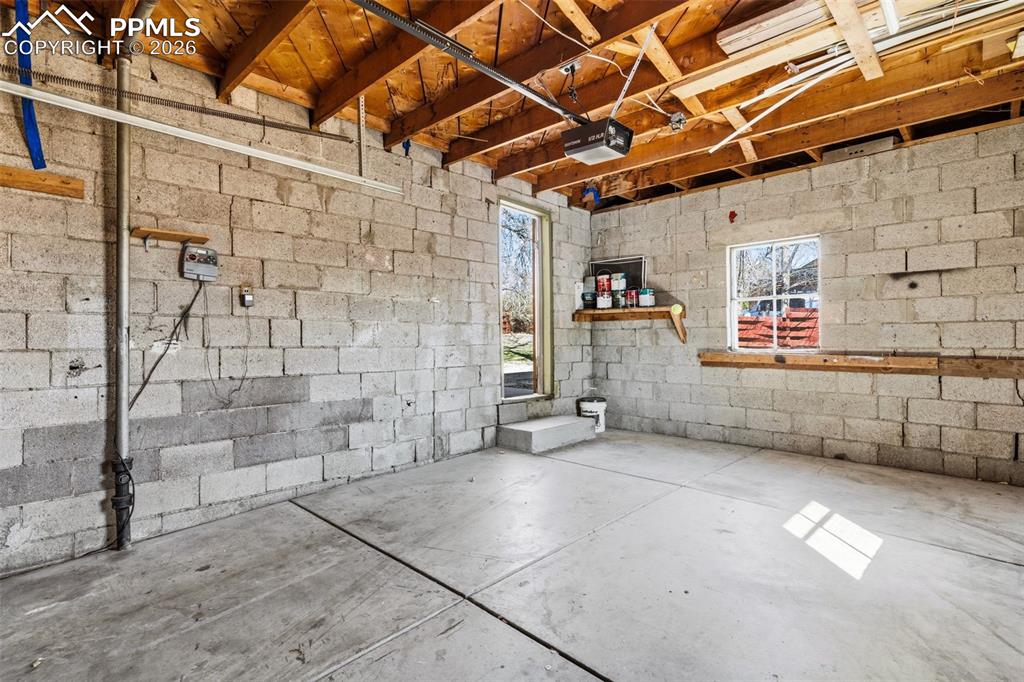 Image 36 of 49: Garage