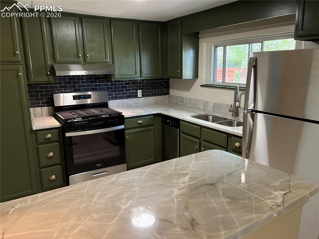 Image 48 of 49: Kitchen