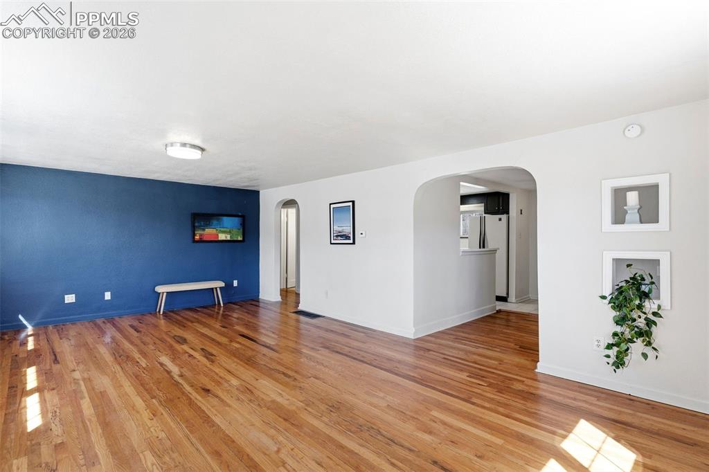 Image 6 of 49: Large Living