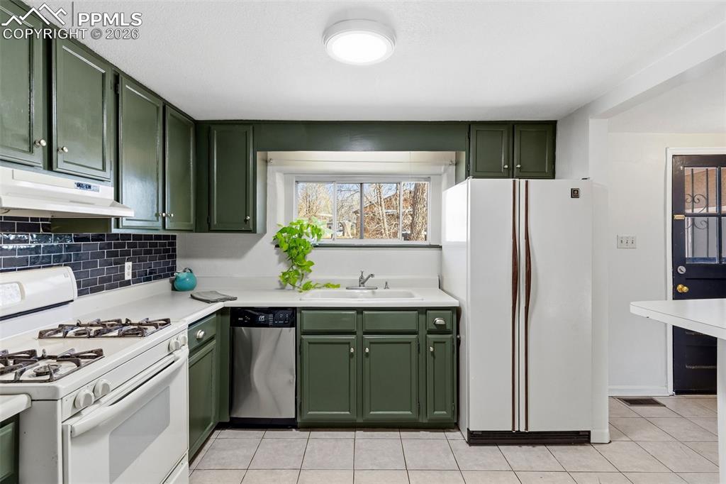 Image 8 of 49: Kitchen