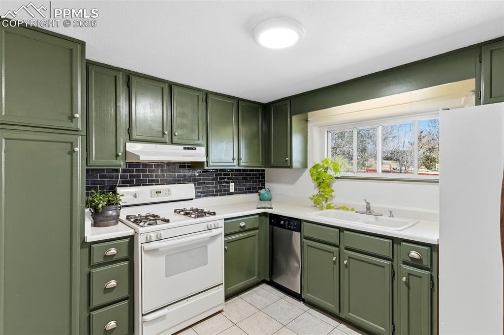 Image 9 of 49: Kitchen