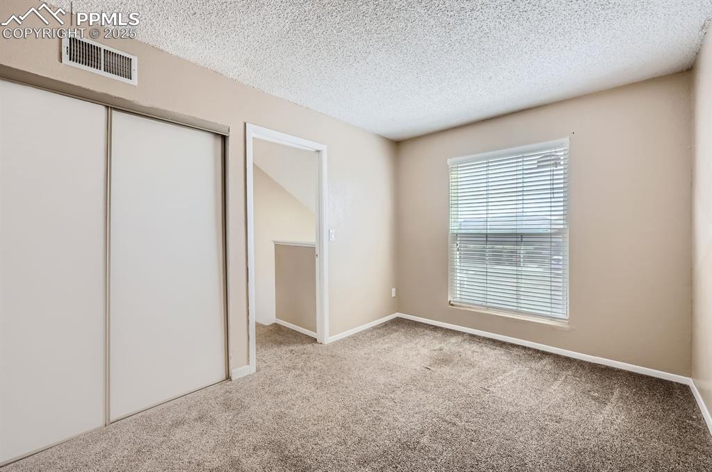 Image 10 of 12: Bedroom