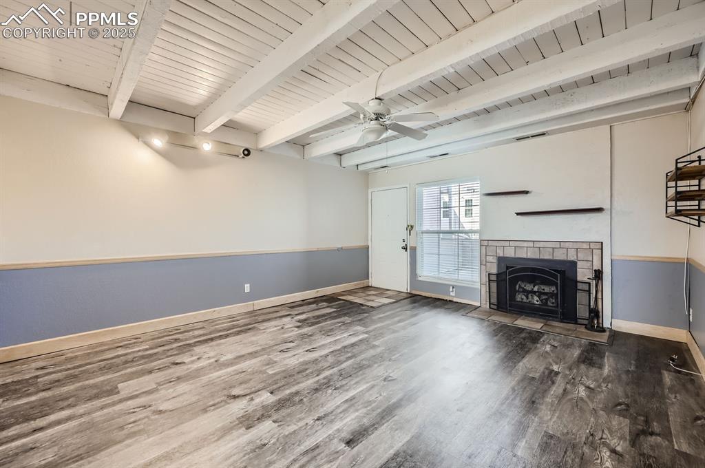 Image 4 of 12: Living Room
