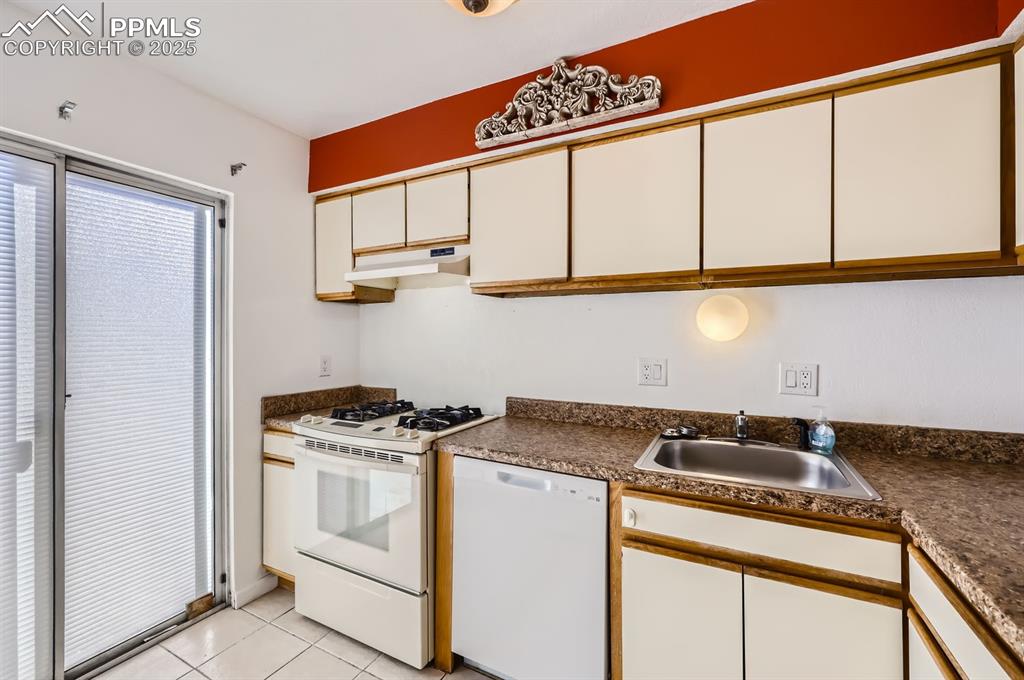 Image 5 of 12: Kitchen