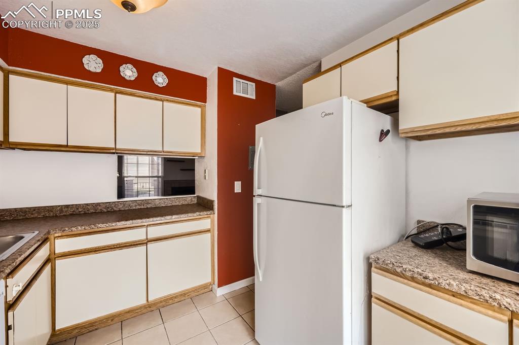 Image 6 of 12: Kitchen