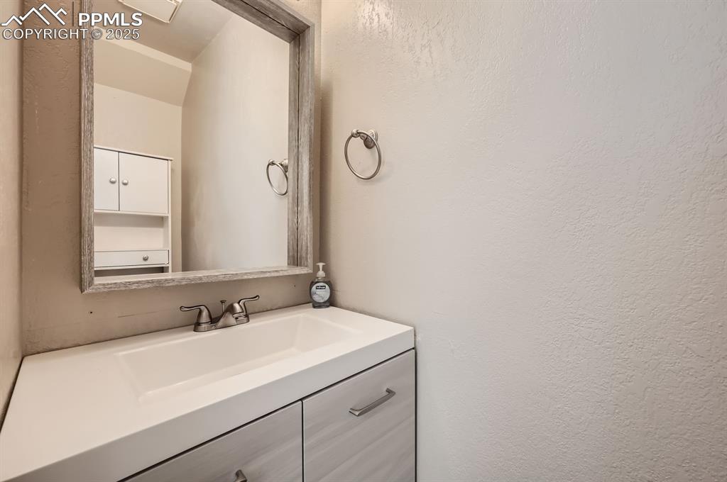 Image 7 of 12: Bathroom