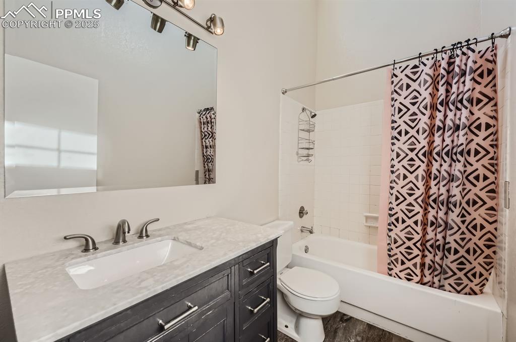 Image 9 of 12: Bathroom