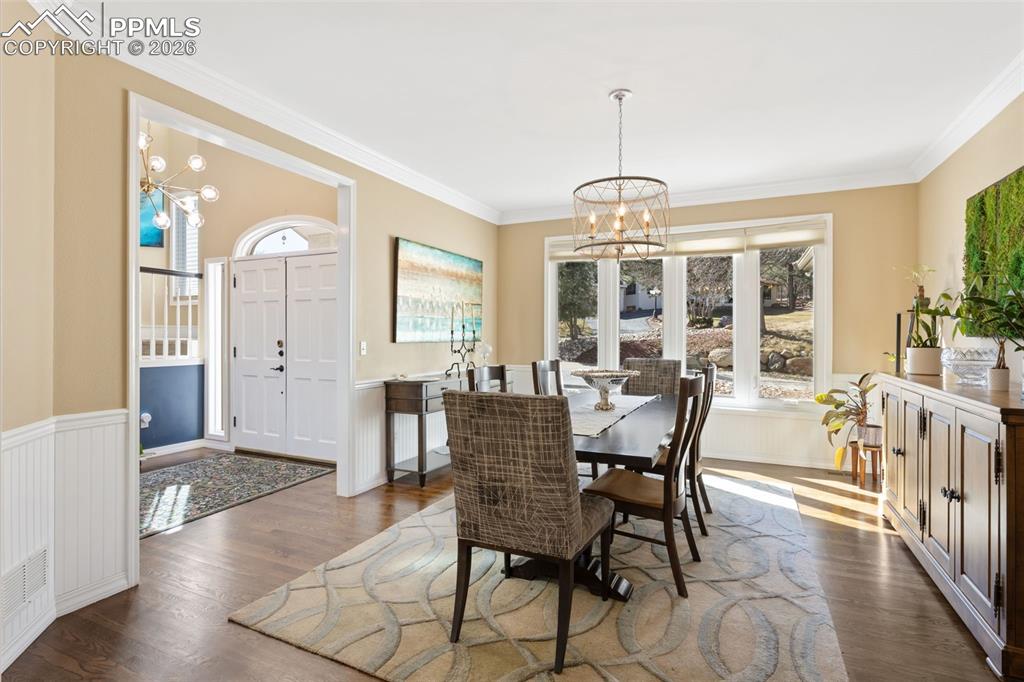 Image 17 of 48: Dining Area