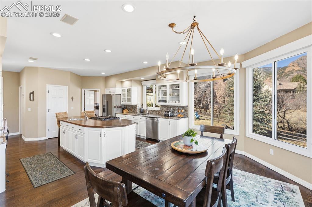 Image 19 of 48: Dining Area