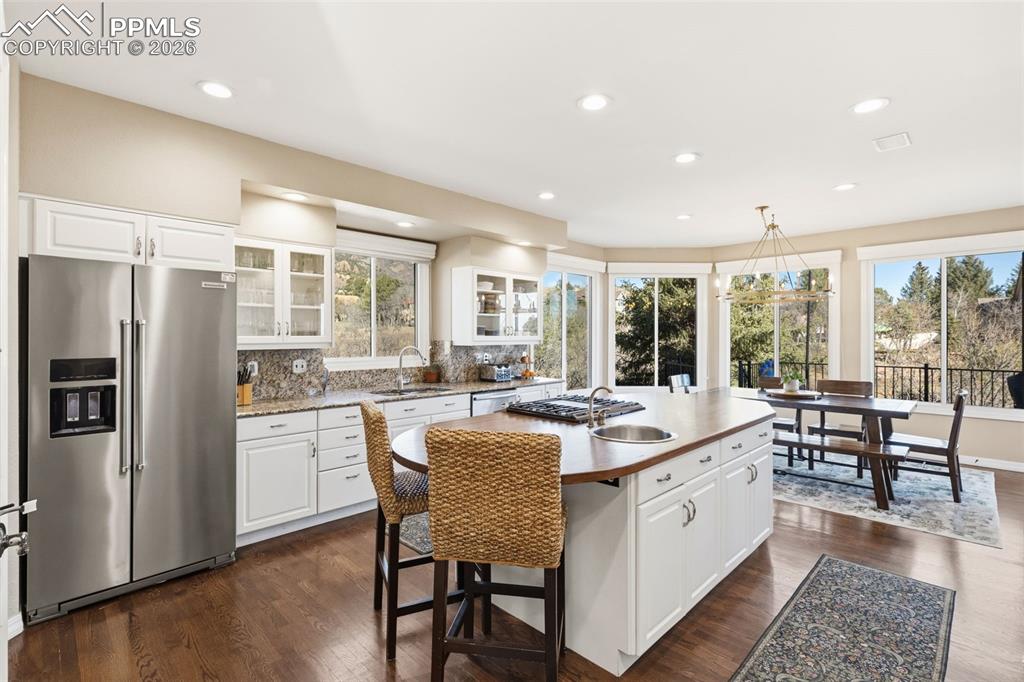 Image 21 of 48: Kitchen